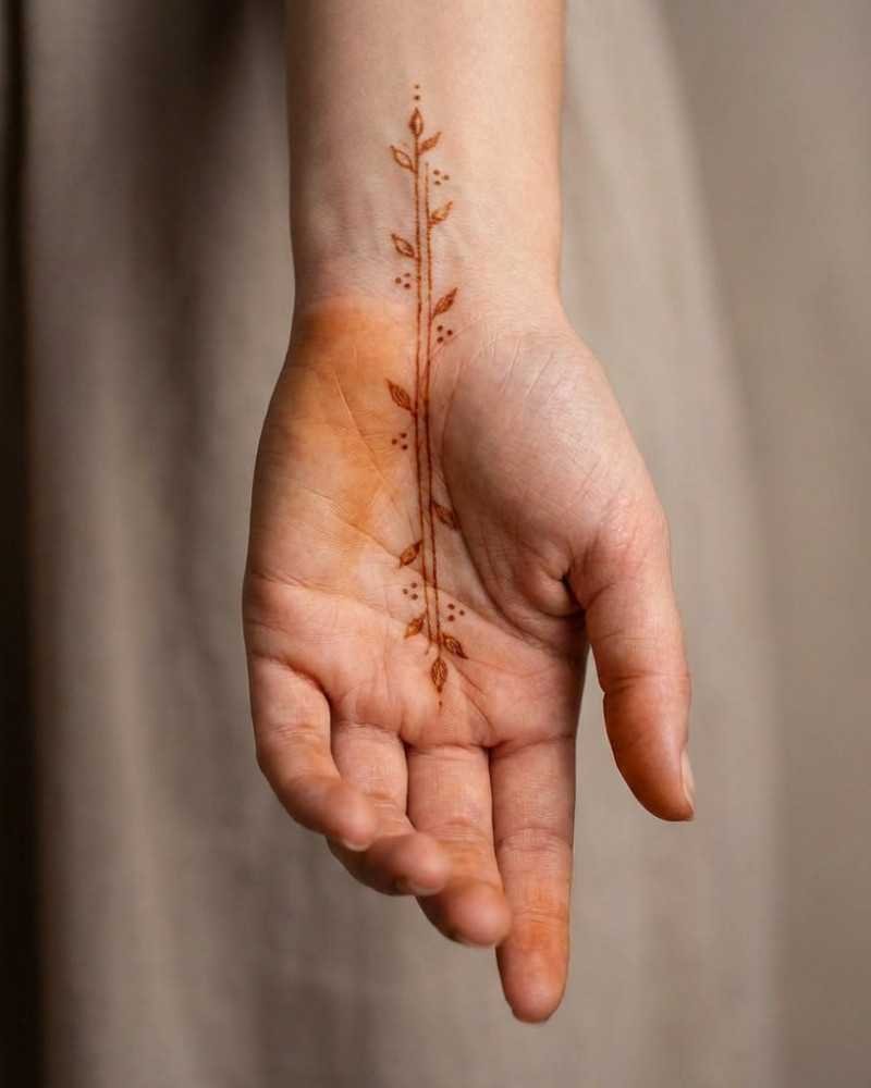 Minimal Arabic single line mehndi design on front hand for Eid