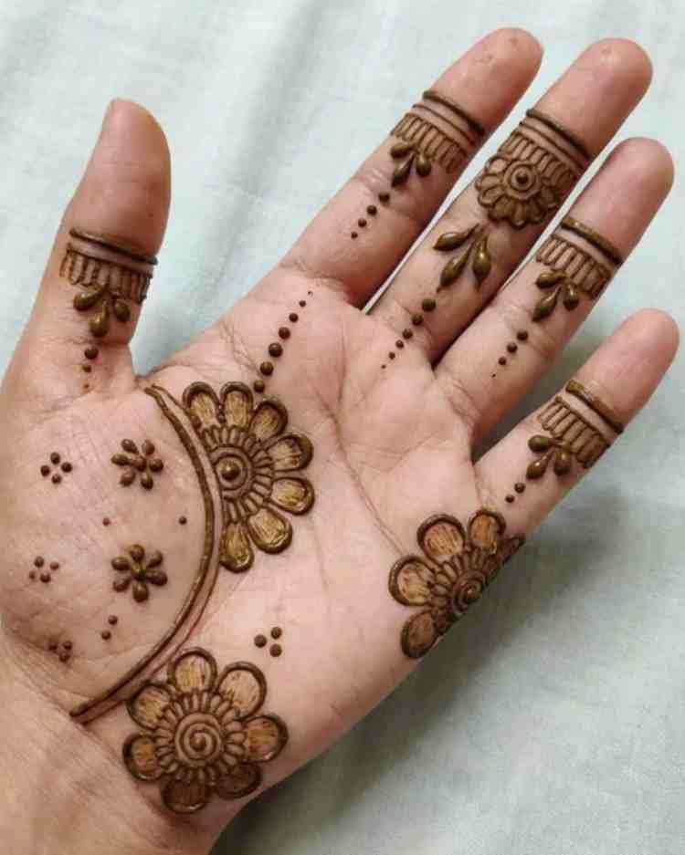 Simple front hand mehndi design with floral patterns and finger details for Eid